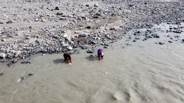 Isolde Puts and Henry Henson taking water samples in Tyroler River (photo: Christian Sølbeck ©)