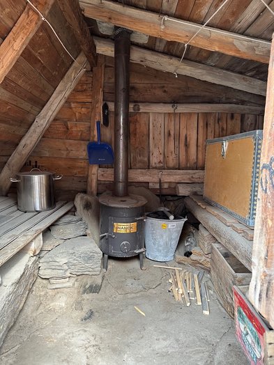 Inside of small hut near Tyroler River (photo: Henry Henson©)