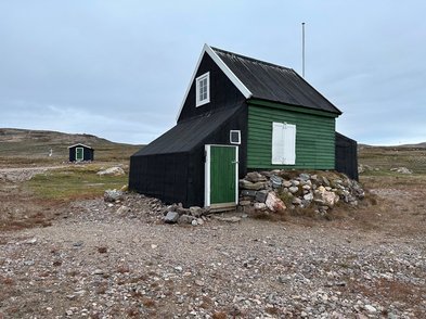 Big hunting cabin by Daneborg station (photo: Henry Henson ©)