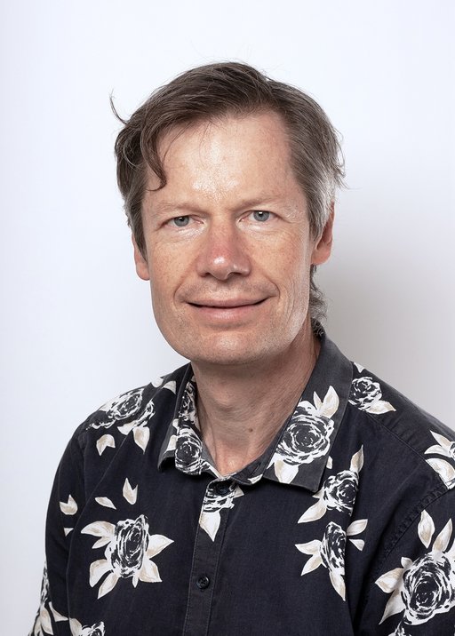 Professor Daniel Otzen fra iNANO, Aarhus Universitet, leder ENCORE-projektet, som modtog en bevilling på 6 millioner DKK fra Novo Nordisk Fonden. Projektet sigter mod at omdanne nylonaffald til nye produkter ved hjælp af bakterielle enzymer, hvilket reducerer behovet for fossile brændstoffer. AU Photo