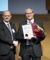 Chairman of the price committee Niels Chr. Nielsen has handed over the Danish polymer price - ATV | Elastyrenprisen, DKK 100,000, for Associate Professor Henrik Birkedal, INANO and Department of Chemistry at Aarhus University. Photo: Tom Jersø