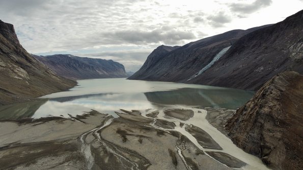 Flood plain flowing into Tyroler Fjord (photo: Henry Henson ©)