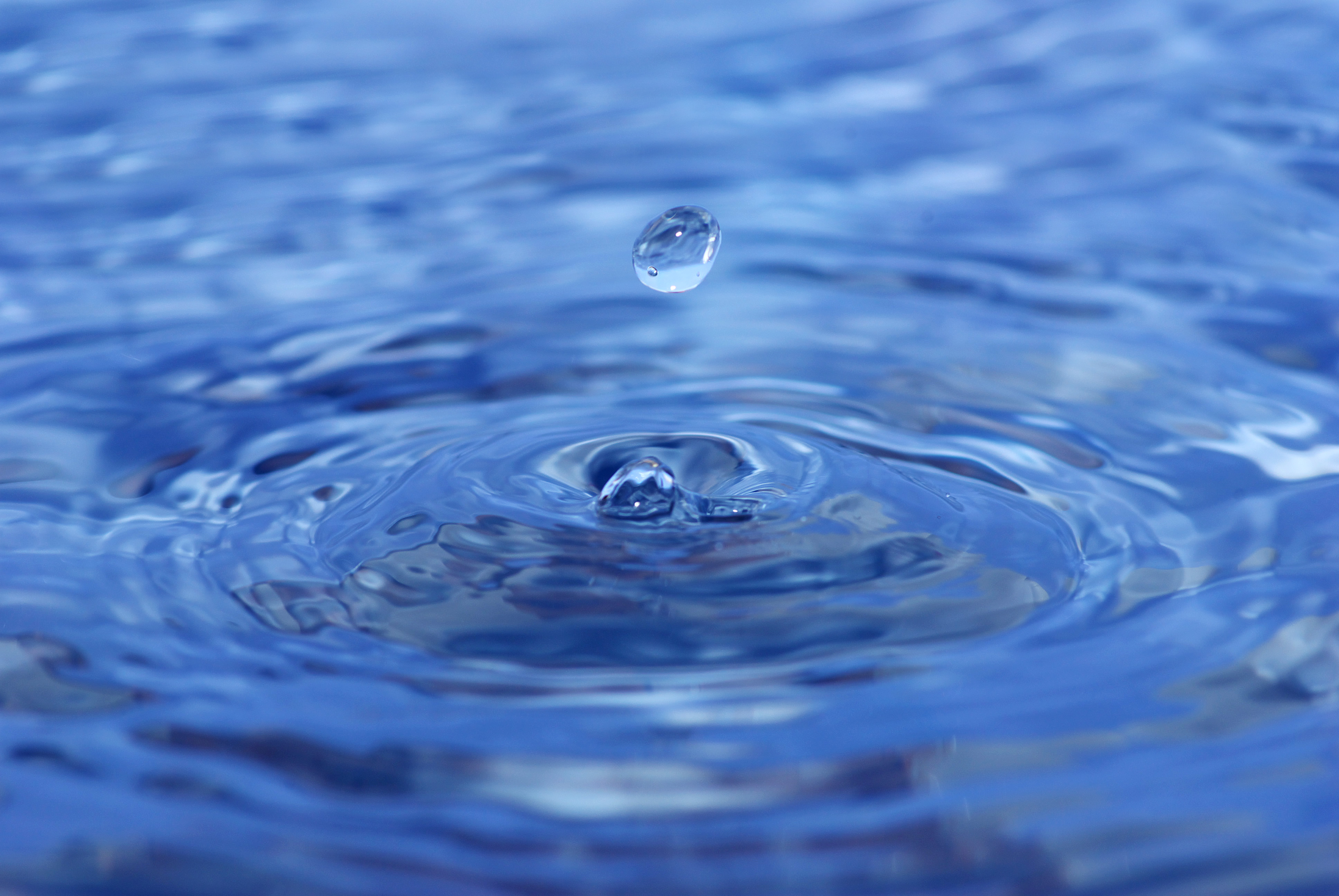 Billede af vandråde der rammer vandet.